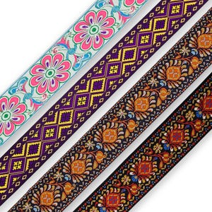 Pode incluir: Quatro fitas de acabamento com padrões diferentes. A primeira é azul claro com desenhos florais rosa e verde. A segunda é roxa com padrões de diamantes amarelos. A terceira é preta com desenhos florais laranja e dourado. A quarta é preta com desenhos florais vermelhos, laranja e dourado.