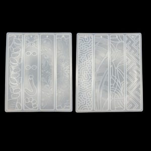 Könnte beinhalten: Zwei transparente Silikon-Lesezeichenformen. Eine Form zeigt Designs von Blättern, einem Katzenkopf, Pfotenabdrücken und einem Schwan. Die andere Form hat abstrakte Muster. Ideal für Harzkunstprojekte.