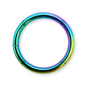 Puede incluir: Un anillo de aro de metal con colores de arcoíris. El anillo es liso y brillante, con una variedad de colores que incluyen rojo, naranja, amarillo, verde, azul y morado.