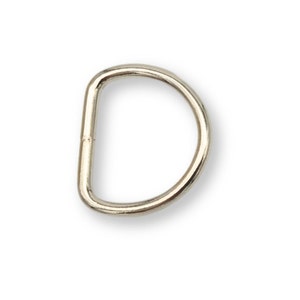 Könnte beinhalten: Silberfarbener D-Ring aus Metall.