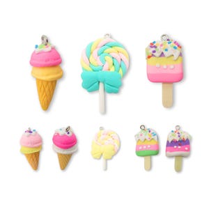 Puede incluir: Surtido de abalorios de arcilla polimérica hechos a mano en forma de conos de helado, piruletas y polos. Estos abalorios son perfectos para añadir un toque de fantasía a las joyas, llaveros u otras manualidades.