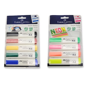 Könnte beinhalten: Zwei Sets Faber-Castell Textilmarker. Das erste Set enthält sechs Marker in Schwarz, Braun, Gelb, Grün und Blau. Das zweite Set enthält sechs Neonmarker in Grün, Pink, Orange und Gelb. Beide Sets sind in durchsichtigem Plastik verpackt.