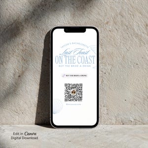 Może przedstawiać: Smartfon wyświetlający cyfrowy znak na wieczór panieński z tekstem Taylor's Bachelorette Last Toast On The Coast Buy The Bride A Drink, przyciskiem linku, kodem QR z centralnym zdjęciem oraz grafiką przedstawiającą muszlę morską.