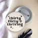 Dreißig Flirty & Thriving Button | 30 Jahre Geburtstag Buttons | Dekorationen zum 30.Geburtstag für Sie | Geschenke zum 30 (Wird einzeln verkauft)