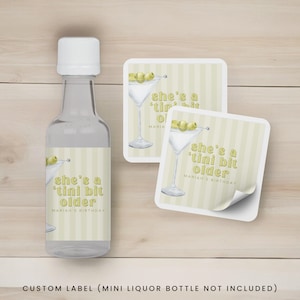 Ela é um pouco mais velha Etiquetas de atirador | Lembrancinhas de aniversário Dirty Martini | Etiquetas de atirador de aniversário personalizadas | Etiquetas de mini garrafas de bebidas
