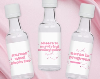 Könnte beinhalten: Drei kleine Glasflaschen mit weißen Etiketten und rosa Schrift. Die Etiketten haben verschiedene Botschaften rund um die Krankenpflegeschule. Das erste Etikett lautet "nurses need shots too". Das zweite Etikett lautet "cheers to surviving nursing school andi". Das dritte Etikett lautet "andi nurse in progress LOADING..."