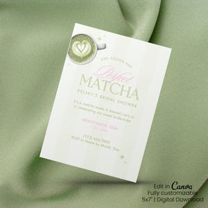 Puede incluir: Una tarjeta de invitación blanca con el texto "Perfect Matcha" y "Kelsey's Bridal Shower". La tarjeta presenta una ilustración de matcha latte con un diseño de corazón. La tarjeta mide 12,7 cm x 17,8 cm y es totalmente personalizable.