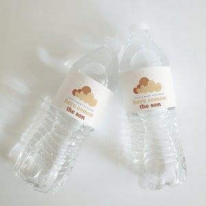 Etichette per bottiglie d'acqua "Ecco che arriva il figlio" / Bomboniere per baby shower per bambini / Decorazioni per baby shower "Ecco che arriva il figlio" (8"x1,9")