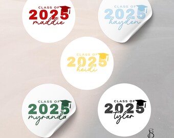 Pode incluir: Cinco adesivos redondos brancos com texto preto que diz "Classe de 2025" e um ícone de chapéu de formatura. Cada adesivo tem um nome de cor diferente abaixo do ano: vermelho "maddie", azul "hayden", amarelo "heidi", verde "myranda" e preto "tyler".
