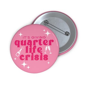 Es gibt Quarter Life Crisis Button | 25 Geburtstag Buttons | 25 Geburtstag Dekorationen | Geburtstagskind Pin | (Wird einzeln verkauft)