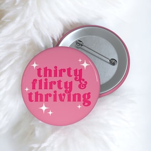 Dreißig flirty und blühende Knopf | 30 Jahre Geburtstag Buttons | Dekorationen zum 30.Geburtstag für Sie | Geburtstag Pins für Sie | (Wird einzeln verkauft)