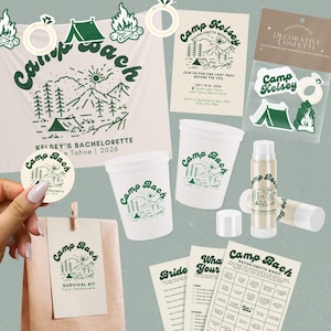 Op de afbeelding: Een verzameling vrijgezellenfeestartikelen met een kampeerthema. Inclusief een banner, uitnodigingen, bekers, stickers, lippenbalsem, een survival kit en een bingospel. De kleurstelling is groen en beige.