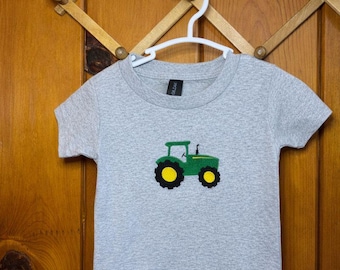 Camiseta bordada personalizada de tractor para niños – Camiseta de granja para bebés y niños – Camiseta de tractor para niño – Conjunto de cumpleaños – Camiseta con temática de granja para niños