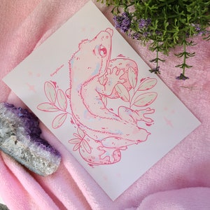 Impression d'art de 5 po. x 7 po. Gecko à crête rose avec fraises | décor reptile | art gecko | cadeau d'art mural | décoration intérieure | carte postale | semi-brillant