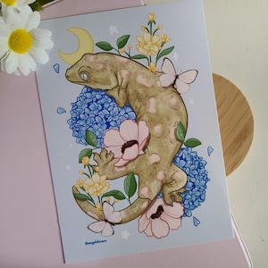 Leachianus-gekko met hortensia's en bloemen 5×7 kunstprint | reptielen | gekkokunst | kunst aan de muur cadeau | woondecoratie | reptielendecoratie | ansichtkaart afbeelding 1
