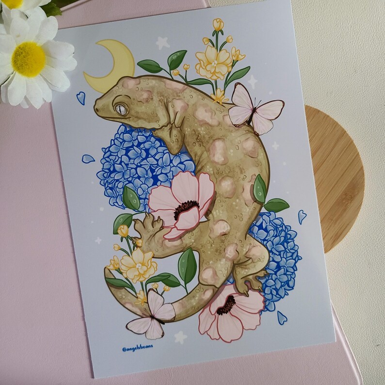 Leachianus-gekko met hortensia's en bloemen 5×7 kunstprint | reptielen | gekkokunst | kunst aan de muur cadeau | woondecoratie | reptielendecoratie | ansichtkaart afbeelding 1