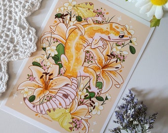 Luipaardgekko met lelies, bloesems en motten 5×7 kunstafdruk | reptielen | gekkokunst | kunst aan de muur cadeau | woondecoratie | reptielendecoratie | ansichtkaart