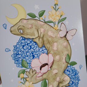 Leachianus-gekko met hortensia's en bloemen 5×7 kunstprint | reptielen | gekkokunst | kunst aan de muur cadeau | woondecoratie | reptielendecoratie | ansichtkaart afbeelding 3
