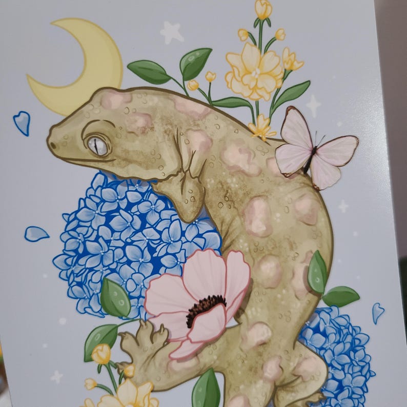Leachianus-gekko met hortensia's en bloemen 5×7 kunstprint | reptielen | gekkokunst | kunst aan de muur cadeau | woondecoratie | reptielendecoratie | ansichtkaart afbeelding 3