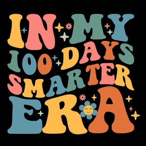 Könnte beinhalten: Ein farbenfrohes Grafikdesign mit dem Text "In My 100 Days Smarter Era" im Retro-Stil. Der Text ist in verschiedenen Farben gehalten, darunter Pink, Blau, Gelb, Orange und Grün. Kleine Sterne und Blumen sind um den Text herum verstreut.