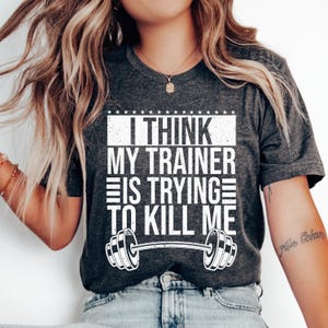 Camiseta divertida para hacer ejercicio en el gimnasio, creo que mi entrenador está tratando de matarme, levantamiento de pesas, regalo de entrenamiento físico en el gimnasio, camiseta para amantes del fitness