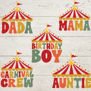 Puede incluir: Cinco diseños coloridos de carpas de circo con texto debajo. El texto dice "Dada", "Mama", "Birthday Boy", "Carnival Crew" y "Auntie".