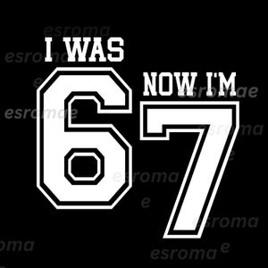 Könnte beinhalten: Schwarze Grafik mit weißem Text. Der Text lautet "I WAS 66, NOW I'M 67". Die Zahlen sind in einer Schriftart im College-Stil gehalten. Der Text ist auf schwarzem Hintergrund zentriert.