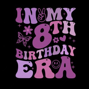 以下が含まれることがあります： 平和マーク、蝶、花、ハートのシンボルが付いた「In My 8th Birthday Era」という文字の紫とピンクのグラフィックテキストデザインです。