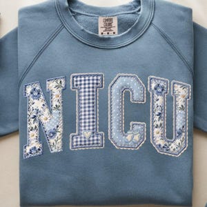 NICU-sjuksköterska lapptäcke PNG | Patchwork blommig NICU-sjuksköterska skjortadesign, babysjuksköterska, neonatal intensivvårdsavdelning