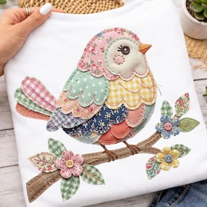 Pode incluir: Caneca de cerâmica branca com alça preta e a frase "But First, Coffee" em preto. A caneca está em um fundo desfocado, sugerindo um ambiente acolhedor.