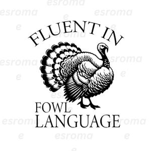 Könnte beinhalten: Schwarzweiß-Illustration eines Truthahns mit dem Text "Fluent in Fowl Language".