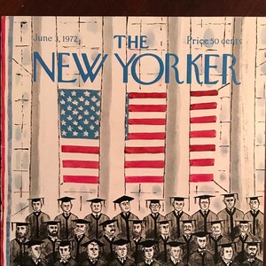 Puede incluir: La portada de la revista The New Yorker del 3 de junio de 1972, con una ilustraci&oacute;n en blanco y negro de un grupo de personas con gorros y batas de graduaci&oacute;n, con un &aacute;guila en primer plano. La portada tambi&eacute;n presenta tres banderas estadounidenses.