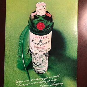 Puede incluir: Una botella de vidrio verde de ginebra Tanqueray Special Dry con un sello de cera roja. La botella est&aacute; sobre un fondo verde con una pluma y un vaso de hielo. El texto en la botella dice "IMPORTED Tanqueray SPECIAL DRY Distilled English Gin".