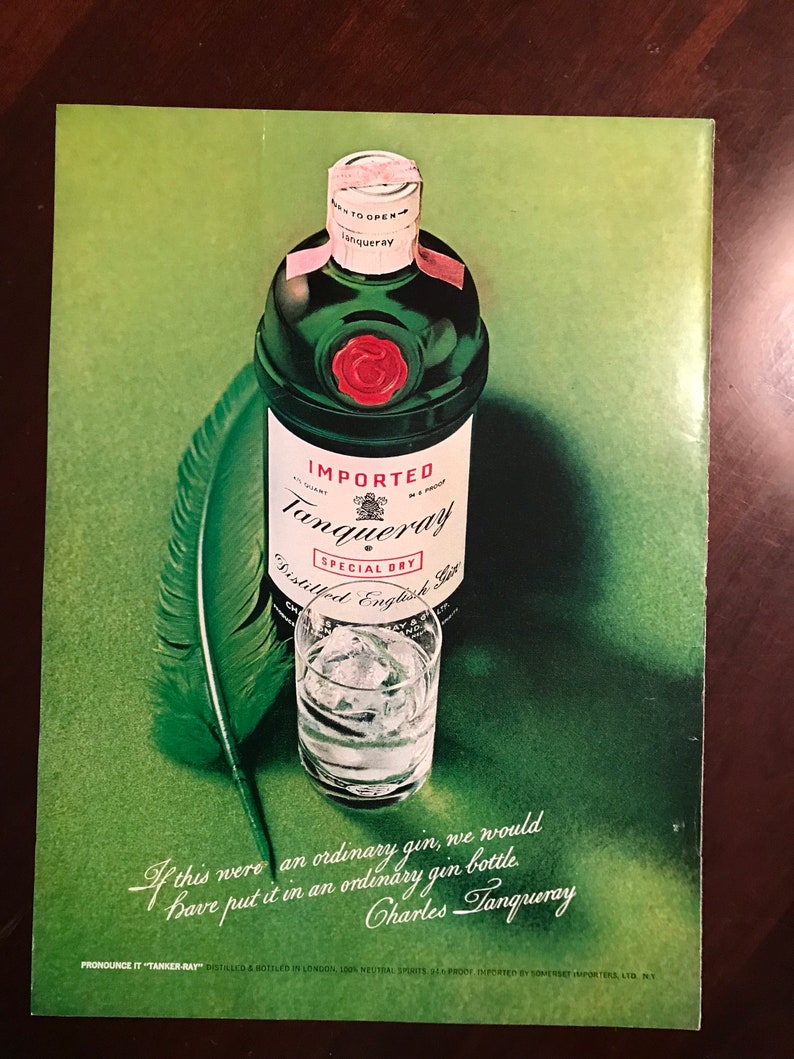 Puede incluir: Una botella de vidrio verde de ginebra Tanqueray Special Dry con un sello de cera roja. La botella est&aacute; sobre un fondo verde con una pluma y un vaso de hielo. El texto en la botella dice "IMPORTED Tanqueray SPECIAL DRY Distilled English Gin".
