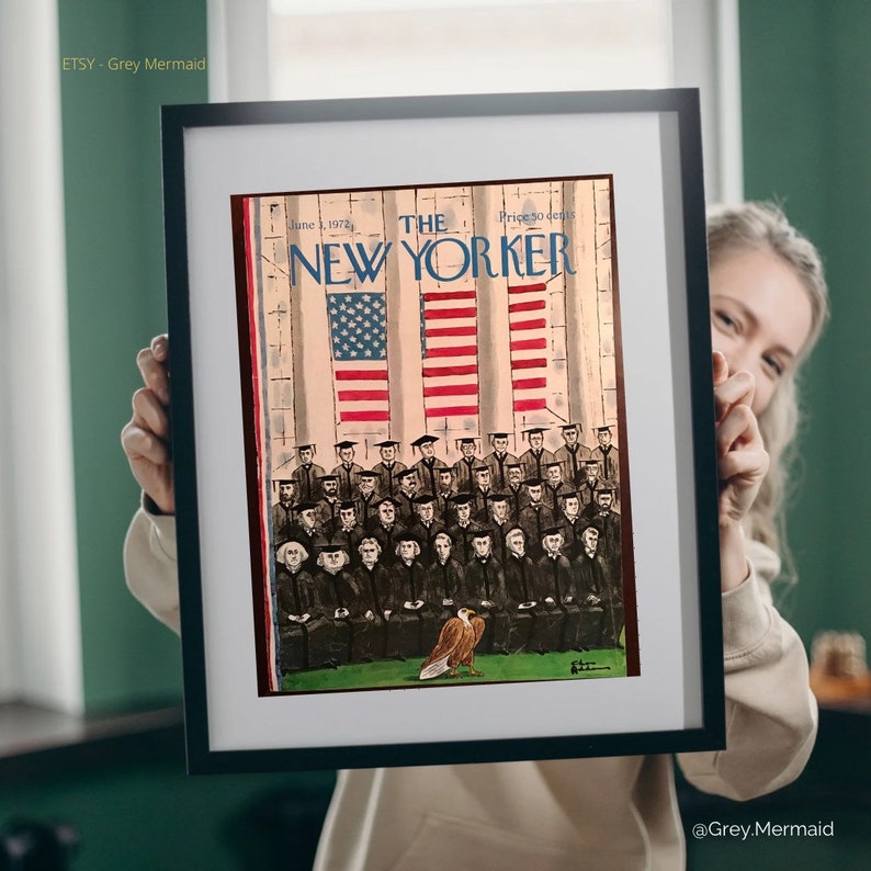 Puede incluir: Una impresi&oacute;n enmarcada de una portada de revista vintage de The New Yorker del 1 de junio de 1972. La portada presenta una ilustraci&oacute;n en blanco y negro de un grupo de personas con batas de graduaci&oacute;n, con tres banderas estadounidenses en el fondo. El t&iacute;tulo "THE NEW YORKER" est&aacute; impreso en rojo y blanco.