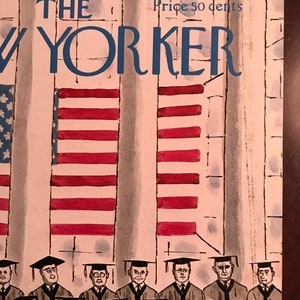 Puede incluir: La portada de la revista The New Yorker con una ilustraci&oacute;n en blanco y negro de un grupo de personas con gorros y batas de graduaci&oacute;n. La portada presenta dos banderas estadounidenses en el fondo. El texto "The New Yorker" y "Price 50 cents" es visible en la portada.