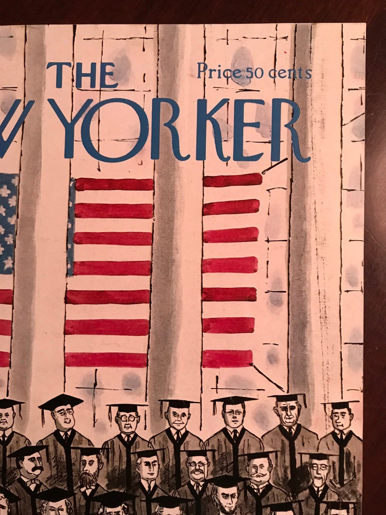Puede incluir: La portada de la revista The New Yorker con una ilustraci&oacute;n en blanco y negro de un grupo de personas con gorros y batas de graduaci&oacute;n. La portada presenta dos banderas estadounidenses en el fondo. El texto "The New Yorker" y "Price 50 cents" es visible en la portada.