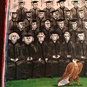 Puede incluir: Una ilustraci&oacute;n en blanco y negro de un grupo de hombres con gorros y batas de graduaci&oacute;n. Est&aacute;n sentados en filas, con un &aacute;guila calva de pie frente a ellos. El &aacute;guila mira hacia la derecha, con las alas extendidas.