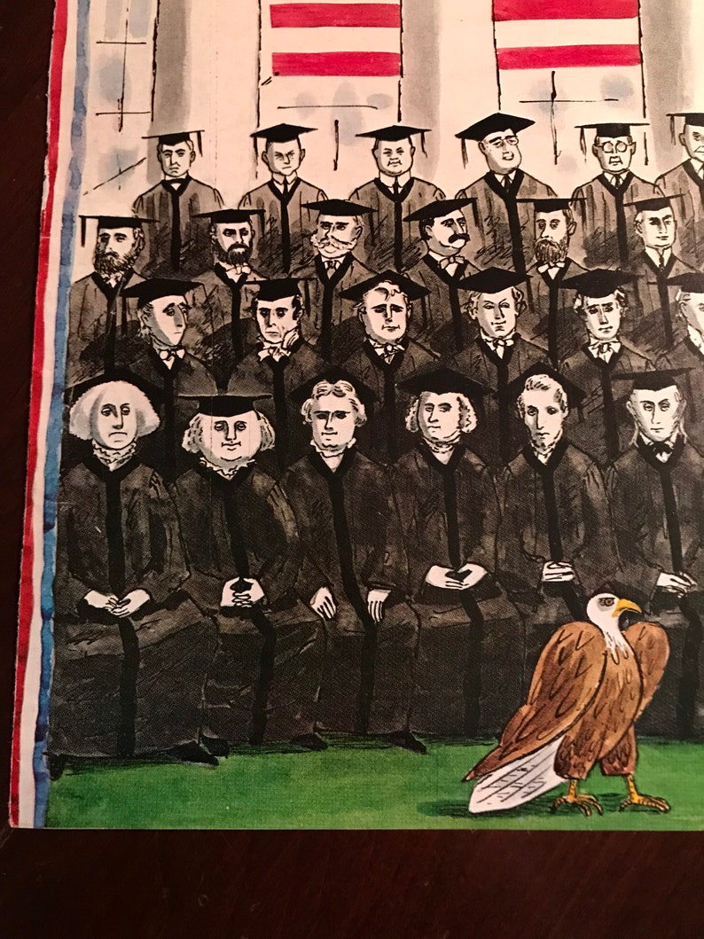 Puede incluir: Una ilustraci&oacute;n en blanco y negro de un grupo de hombres con gorros y batas de graduaci&oacute;n. Est&aacute;n sentados en filas, con un &aacute;guila calva de pie frente a ellos. El &aacute;guila mira hacia la derecha, con las alas extendidas.