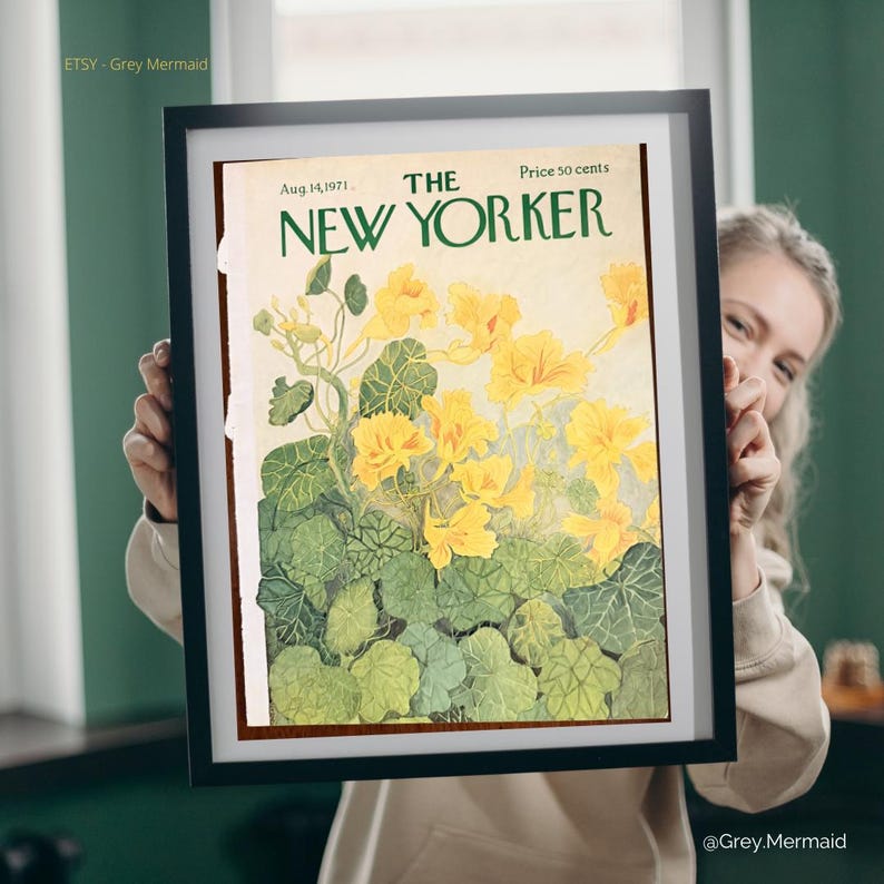 Peut inclure: Une couverture encadr&eacute;e du magazine New Yorker vintage du 14 ao&ucirc;t 1971, avec des fleurs jaunes et un feuillage vert. Le magazine est tenu par une personne. La couverture est dans un cadre noir.