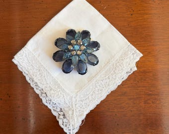 Broche vintage superposée en strass floral bleu saphir.