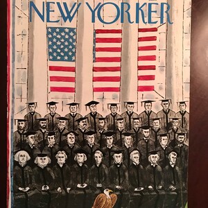 Puede incluir: La portada de la revista The New Yorker del 3 de junio de 1972, que presenta una ilustraci&oacute;n en blanco y negro de un grupo de personas con batas de graduaci&oacute;n, con un &aacute;guila calva de pie frente a ellos. La portada tambi&eacute;n presenta tres banderas estadounidenses.