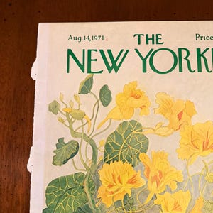 Peut inclure: Une couverture vintage du magazine The New Yorker du 14 ao&ucirc;t 1971. L'illustration de la couverture pr&eacute;sente une aquarelle de fleurs jaunes vibrantes avec des feuilles et des tiges vertes. Le titre du magazine est en vert.
