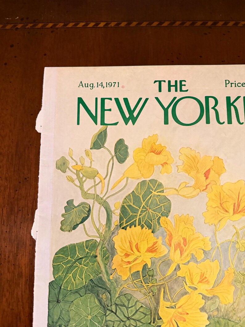 Peut inclure: Une couverture vintage du magazine The New Yorker du 14 ao&ucirc;t 1971. L'illustration de la couverture pr&eacute;sente une aquarelle de fleurs jaunes vibrantes avec des feuilles et des tiges vertes. Le titre du magazine est en vert.