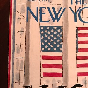 Puede incluir: Una portada vintage de la revista New York del 3 de junio de 1972, con una ilustraci&oacute;n en blanco y negro de una ceremonia de graduaci&oacute;n con una gran bandera estadounidense en el fondo.