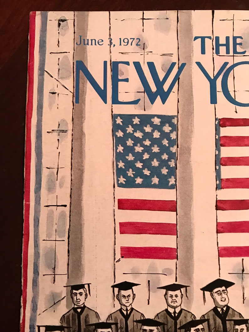 Puede incluir: Una portada vintage de la revista New York del 3 de junio de 1972, con una ilustraci&oacute;n en blanco y negro de una ceremonia de graduaci&oacute;n con una gran bandera estadounidense en el fondo.