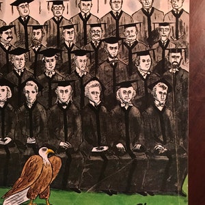 Puede incluir: Una ilustraci&oacute;n en blanco y negro de un grupo de personas que llevan togas y birretes de graduaci&oacute;n. Un &aacute;guila marr&oacute;n y blanca se encuentra frente al grupo. La imagen est&aacute; firmada "Chas Addams".