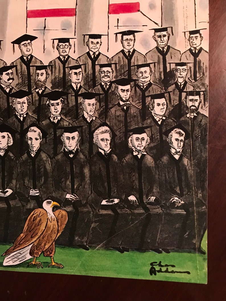 Puede incluir: Una ilustraci&oacute;n en blanco y negro de un grupo de personas que llevan togas y birretes de graduaci&oacute;n. Un &aacute;guila marr&oacute;n y blanca se encuentra frente al grupo. La imagen est&aacute; firmada "Chas Addams".