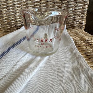 Vintage PYREX 508 S-DD 1 Cup Measuring cup with Closed Handle