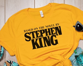 Camiseta "Basada en una novela de Stephen King", Stephen King, ropa retro, camiseta Tumblr, camiseta de terror, ropa grunge, regalo divertido para amantes de los libros